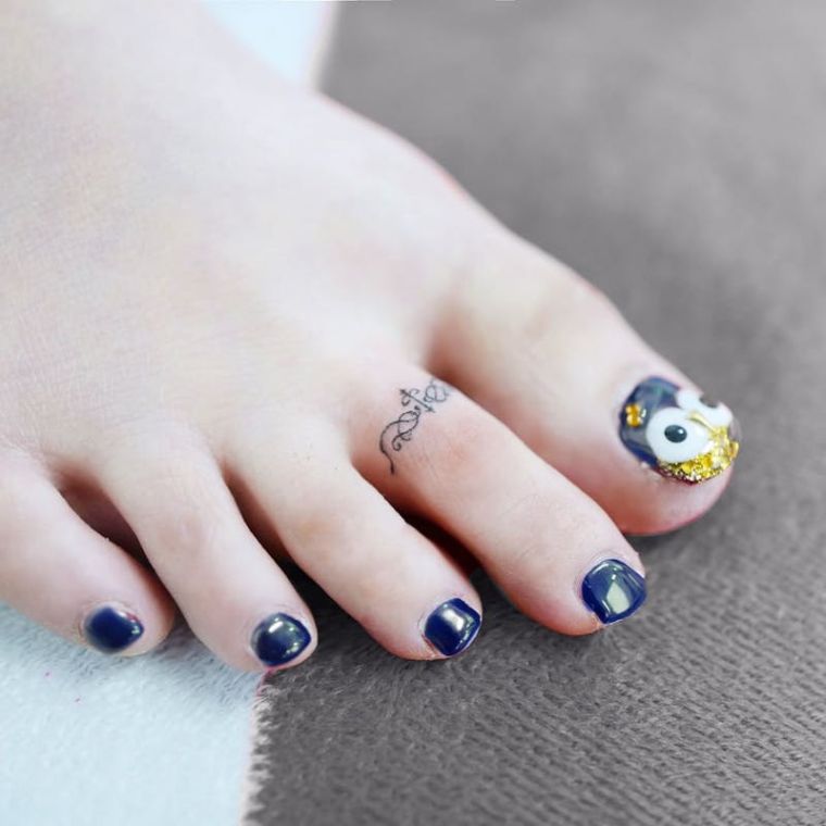 petit tatouage doigt-pied-anneau-femme