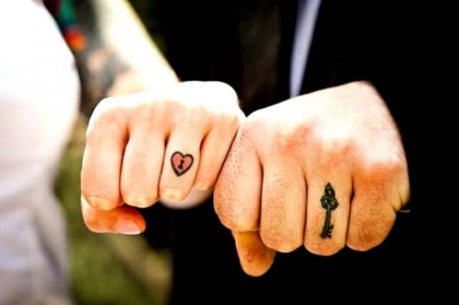 tatouage-doigts alliance-clef-pour-coeur