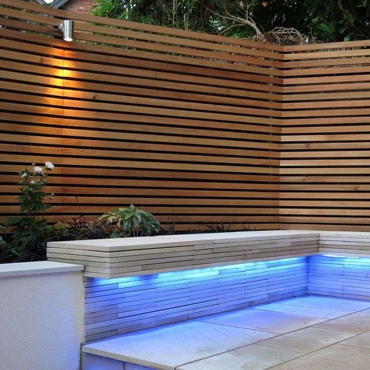 clôture de jardin en bois cedre-planches-banquette-eclairage-led