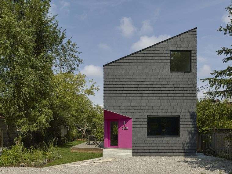 décoration façade maison peinture-porte-entree-rose-parement
