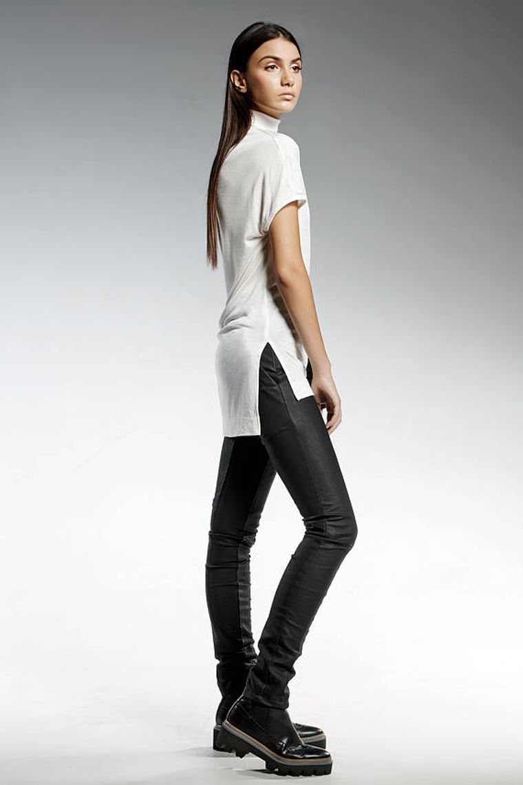 mode-femme-tendance-top-blanc-pantalon-noir