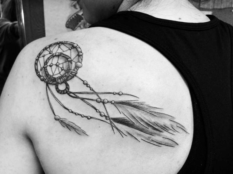 tatouage attrape rêve dos-femme-noir