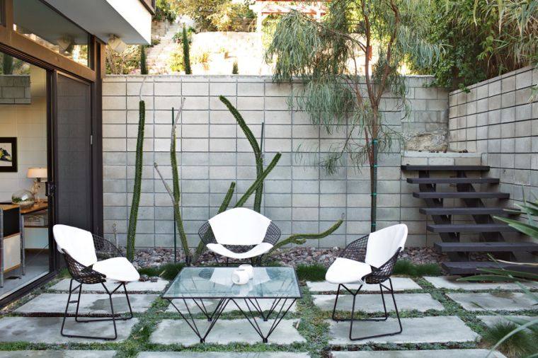 terrasse contemporaine dalles-beton-salon-de-jardin-design