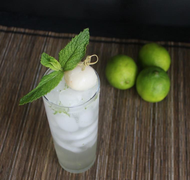 cocktail-lychee-menthe-glacons