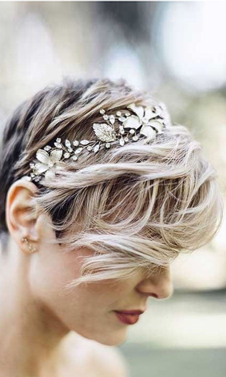 coiffure-de-mariee-coupe-courte-peigne-fleurs-couronne