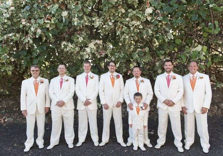 costume mariage homme blanc-temoins-cravatte-orange
