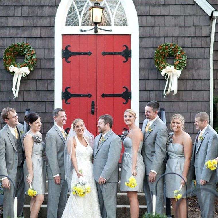 costumes-mariage-hommes-marie-temoins-gris-clair-fleurs-jaunes
