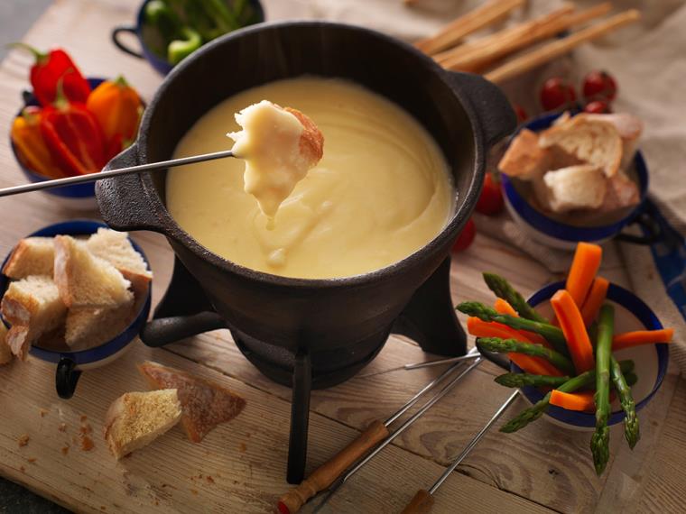 idee-fondue-fromage-table
