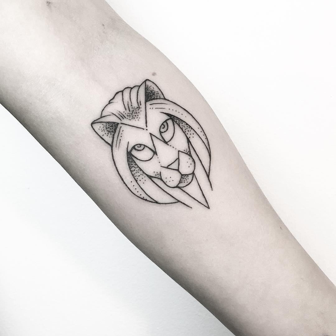 lion-petit-tatouage-bras-femme-idee