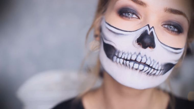 maquillage-femme-halloween-facile-crane-squelette-idee-video-tuto