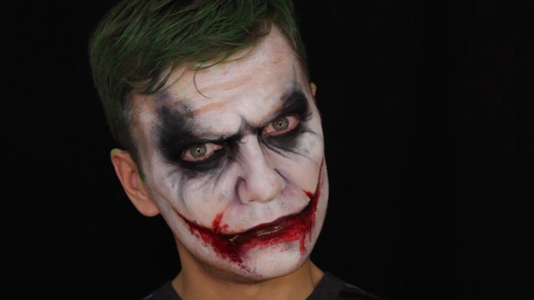 maquillage-halloween-homme-terrifiant-le-joker-batman-tutoriel