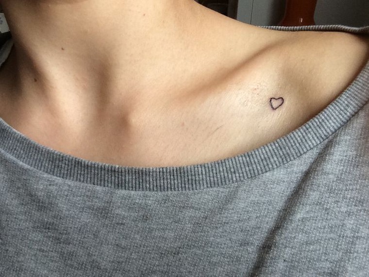 petit-coeur-tatouage-epaule-femme-idees