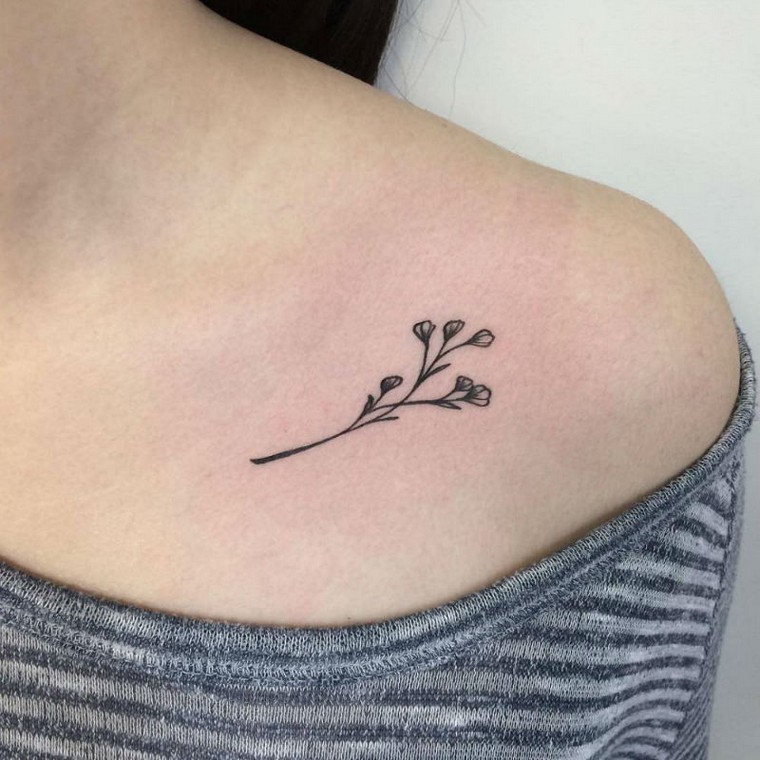 petit-tatouage-fleur-epaule-femme-tatouage-idees