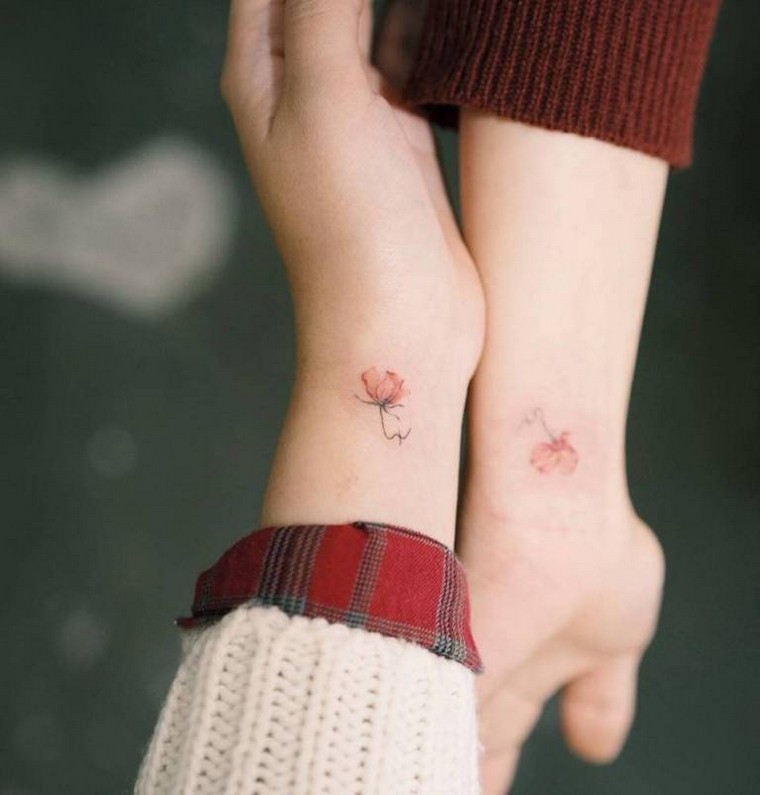petit-tatouage-fleur-tatouage-couple