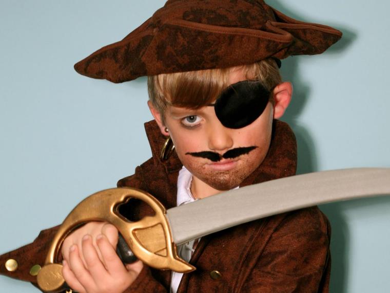 pirate-chapeau-costume-moustaches