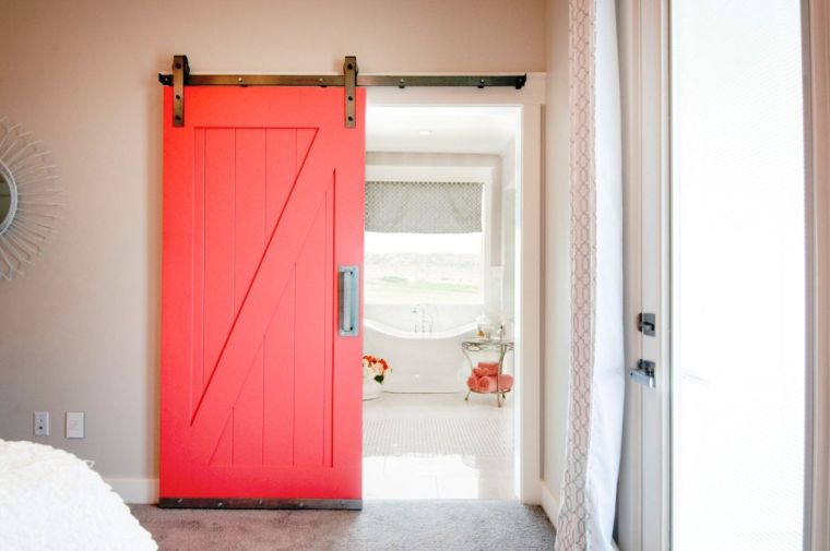 porte coulissante salle de bain grange-peinture-rouge