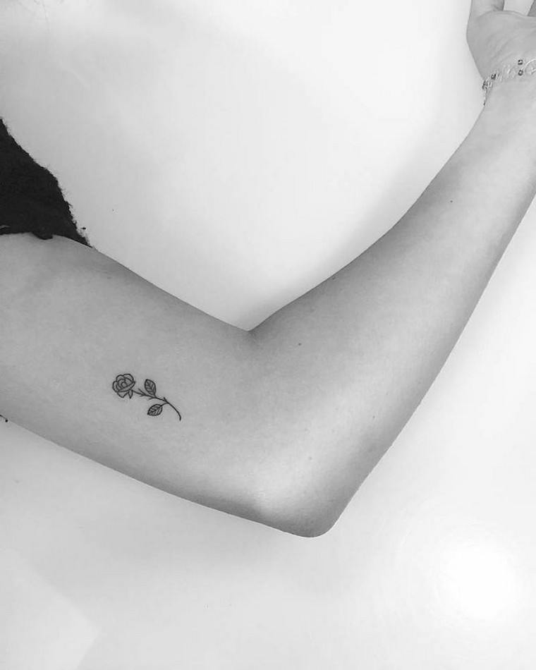 rose-tatouage-femme-petit-tatouage