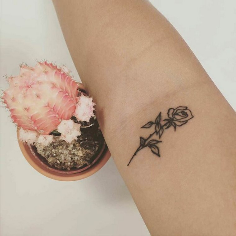 tatouage-bras-rose-femme-fleur-tatouage