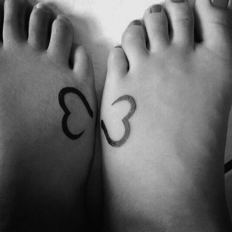 tatouage-coeur-romantique-pied-tatouage-amour