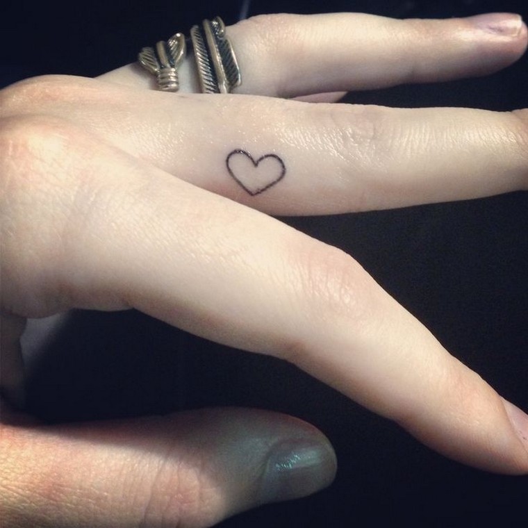 tatouage doigt coeur petit tatouage romantique idée 