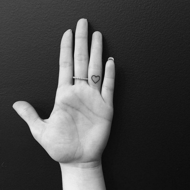 tatouage-doigt-idee-petit-tatouage-femme