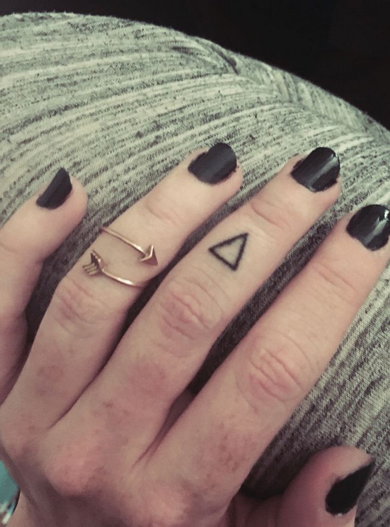 tatouage-doigt-triangle-idee-petit-tatouage
