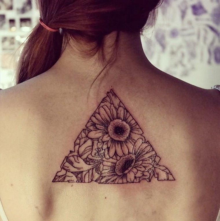 tatouage-dos-femme-tatouage-ephemere-stylo