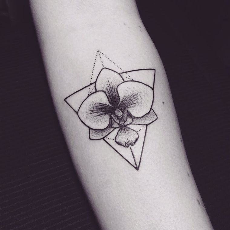 tatouage-femme-bras-fleur-orchidee