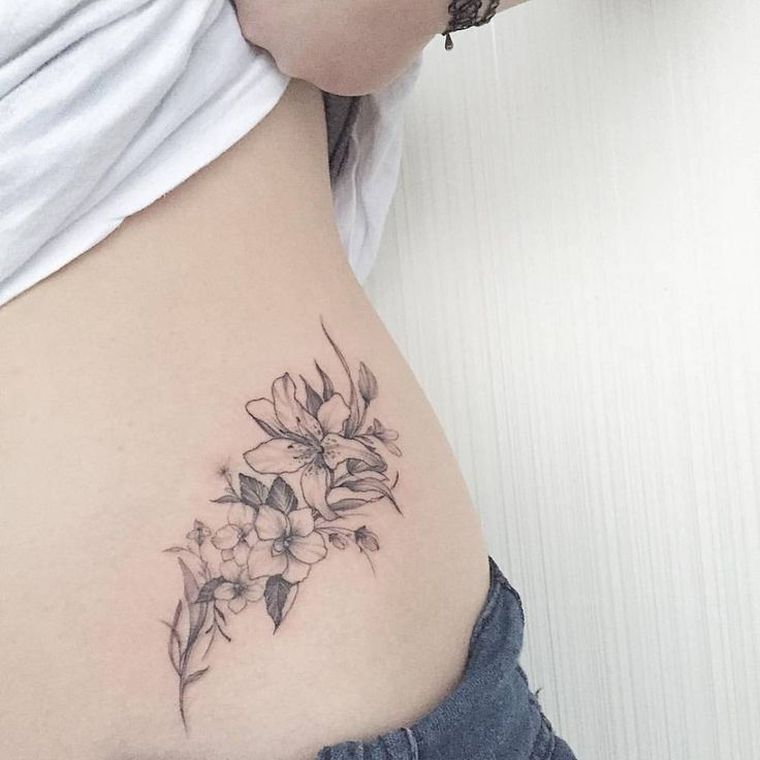 tatouage-femme-idee-fleur-de-lys