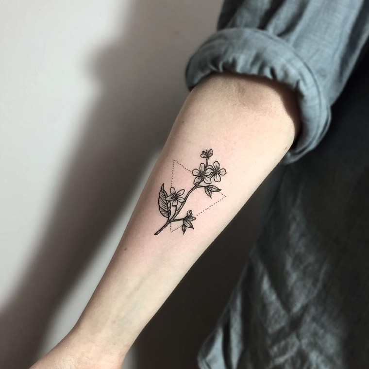 tatouage fleur tatouage bras tatouage femme idée