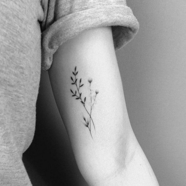 tatouage-fleur-bras-tatouage-femme