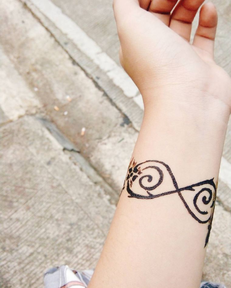 tatouage infini poignet-femme-signification