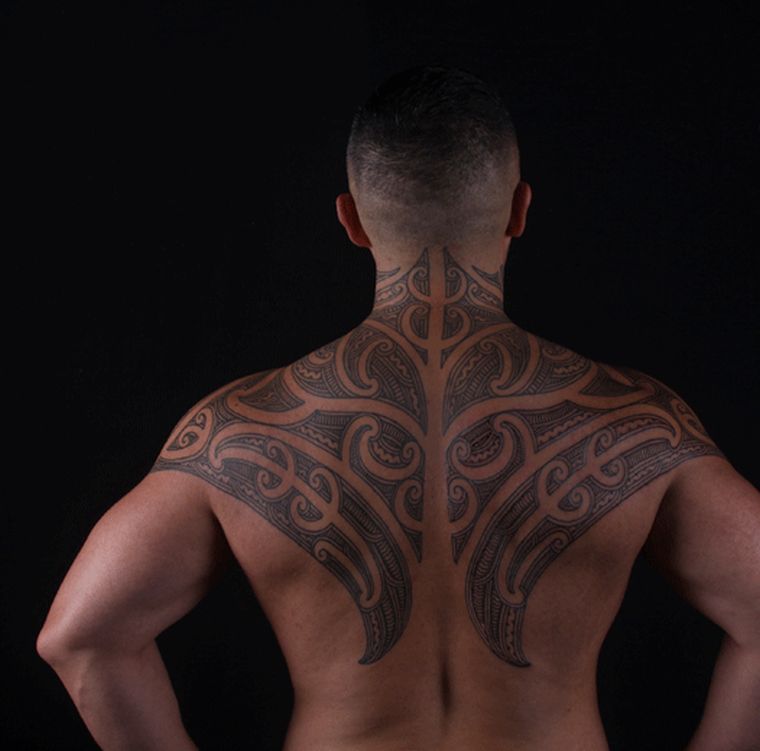 tatouage maorie homme-dos-tribal-tattoo