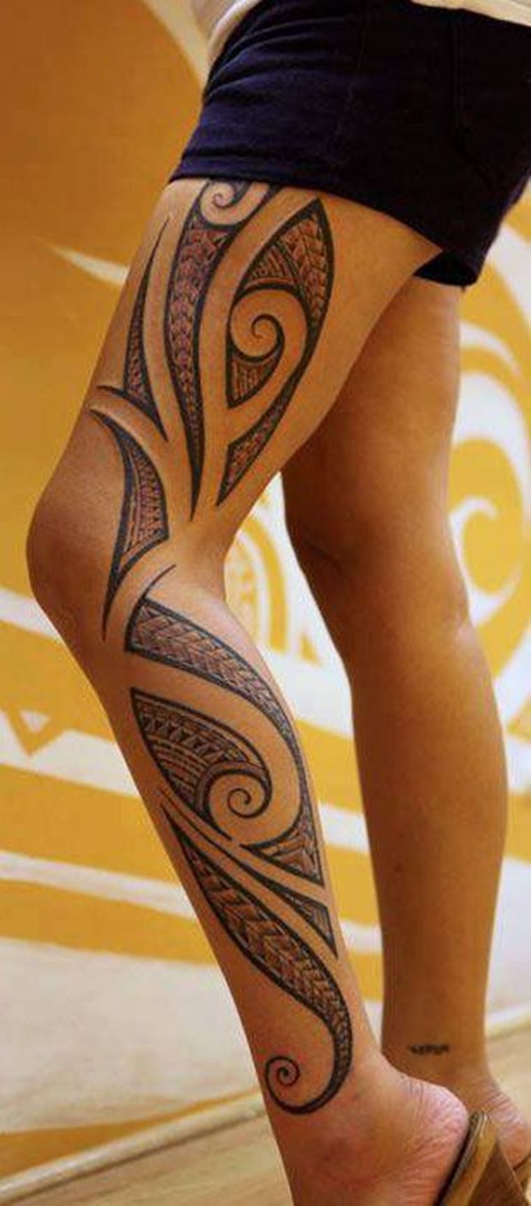tatouage maorie tribal-jambe-idee-tattoo-femme
