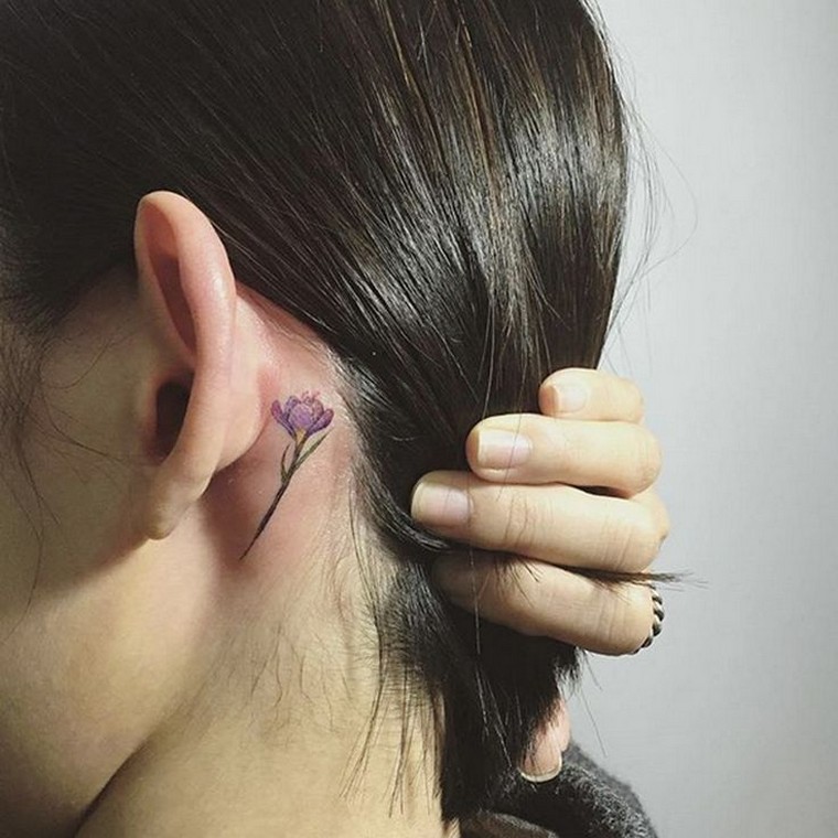 tatouage-oreille-tatouage-fleur-discret
