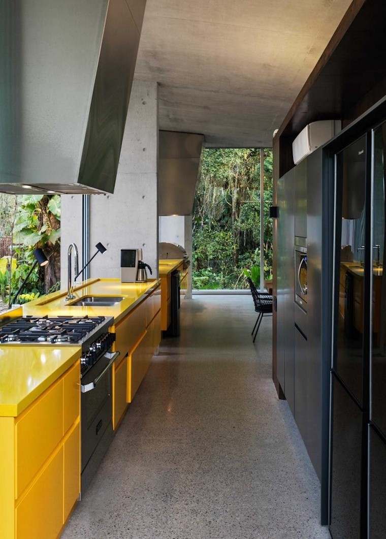 cuisine-jaune-grise-style-industriel-espace-design-moderne