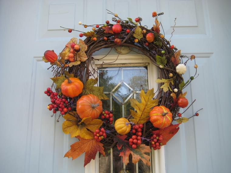 Idée déco automne à faire soi même décoration-porte-citrouilles-idee-diy
