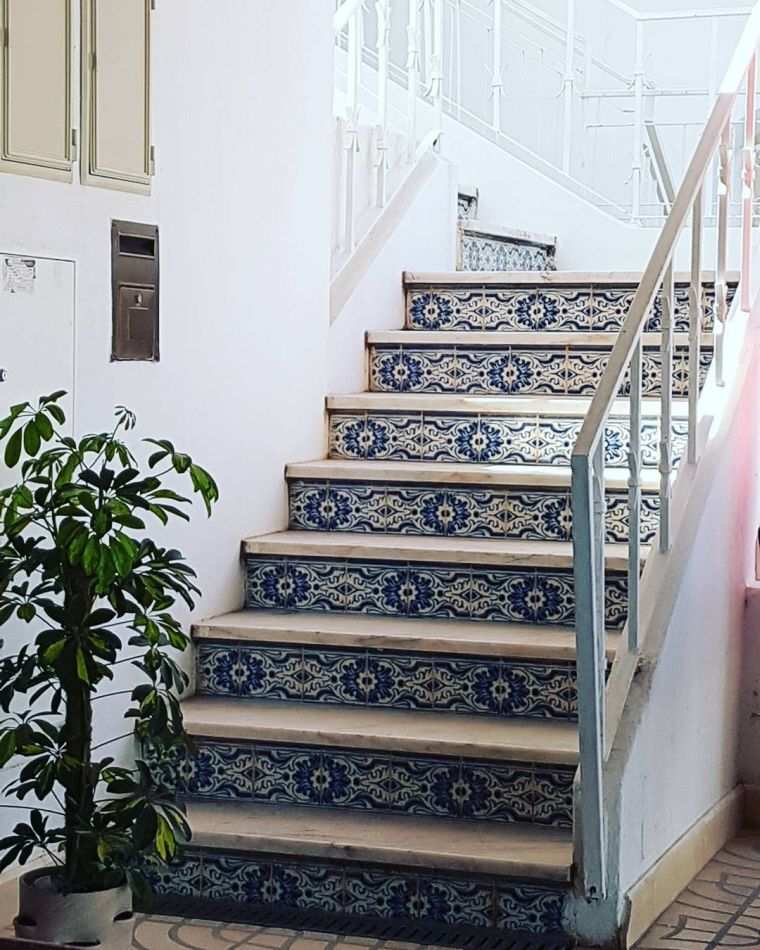 escalier-carrealge-deco-orientale-rampe-blanche