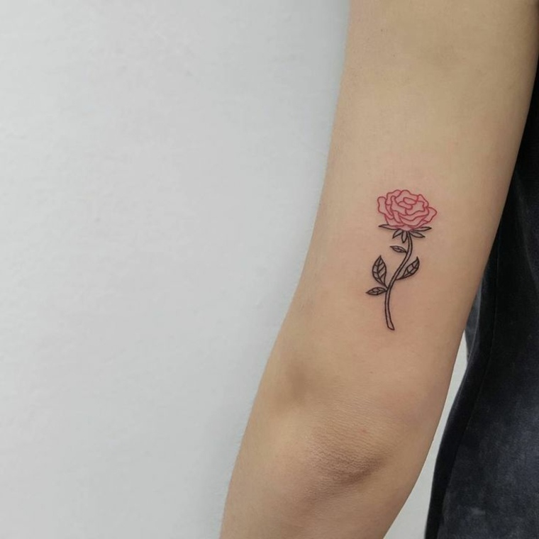 idee-petit-tatouage-rose-tatouage-fleur-idees