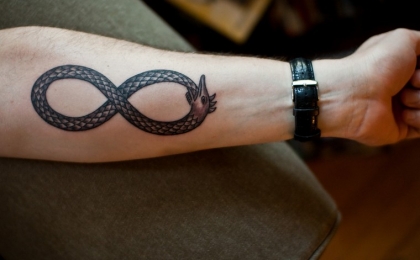 infini-tatouage-serpent-idees-tatouage-bras