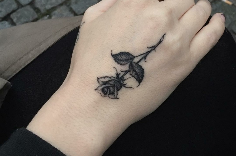 main-tatouage-rose-original-femme-tattoo-rose