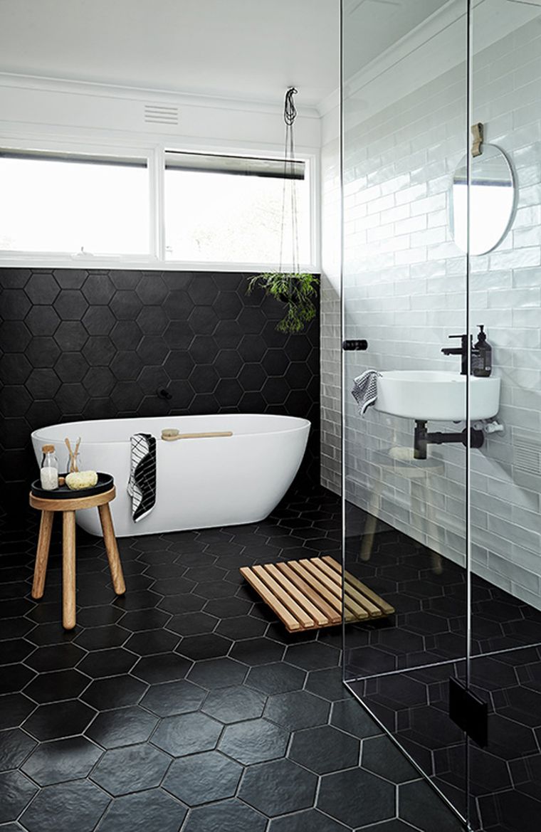 meuble-pour-salle-de-bain-bois-petit-rangement-naturel-carrelage-noir
