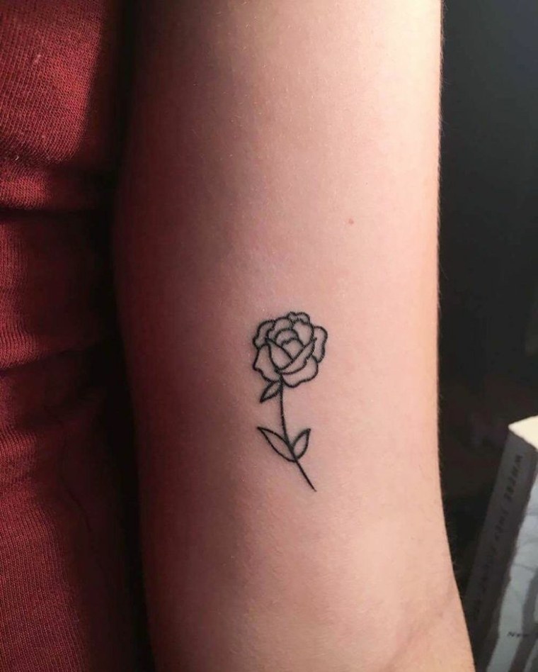 petit-tatouage-fleur-minimaliste-tatouages-rose