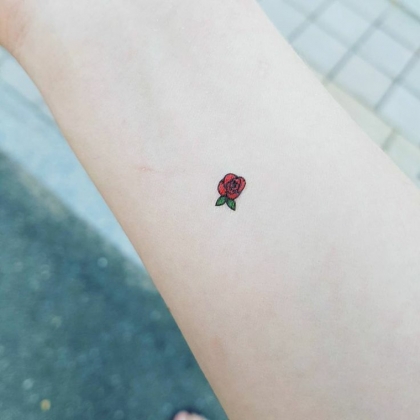 petit-tatouage-minimaliste-rose-tatouage-fleur