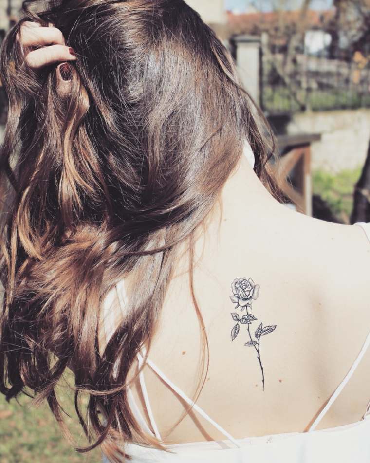tatouage rose femme tatouage dos idée tatouage fleur