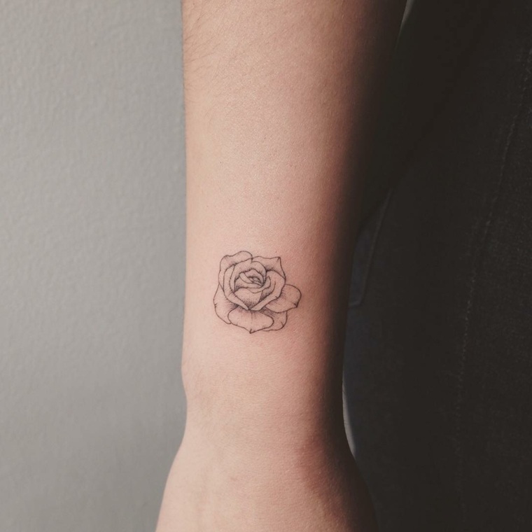 tatouage rose tatouage bras homme tatouage fleur