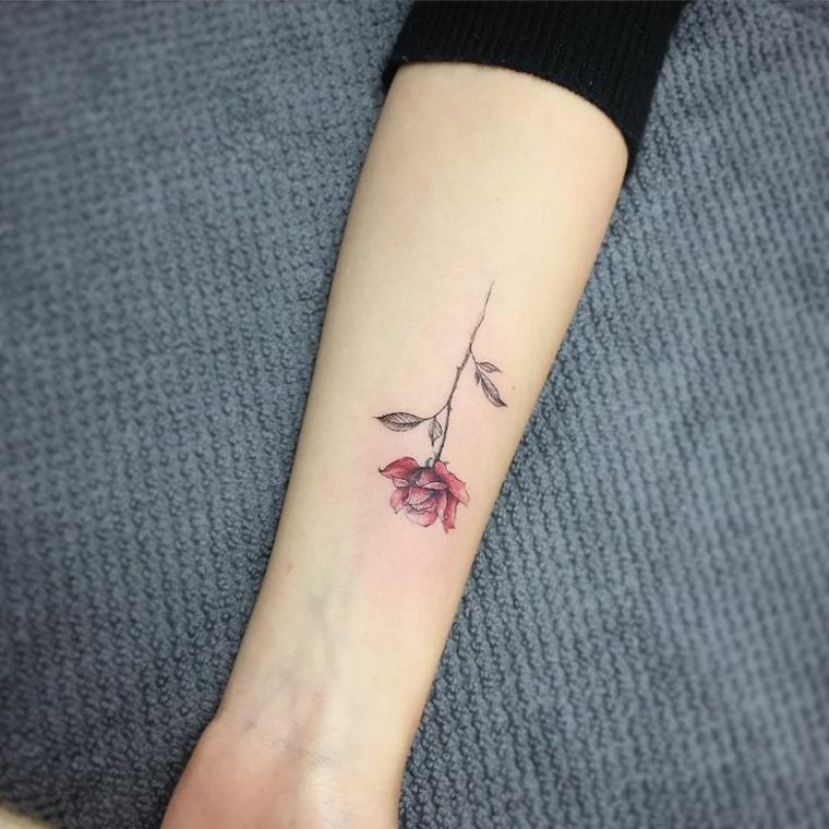 tatouage-rose-bras-tatouage-femme-idee