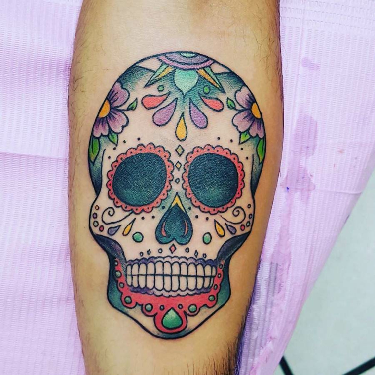 tatouage tete de mort mexicaine-fleurs-pierres-precieuses