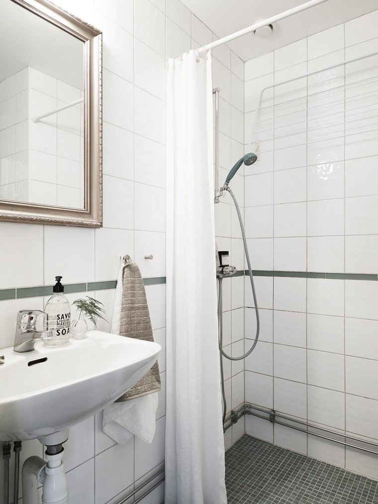 salle eau cabine douche rideau vasque carrelage miroir cadre bois