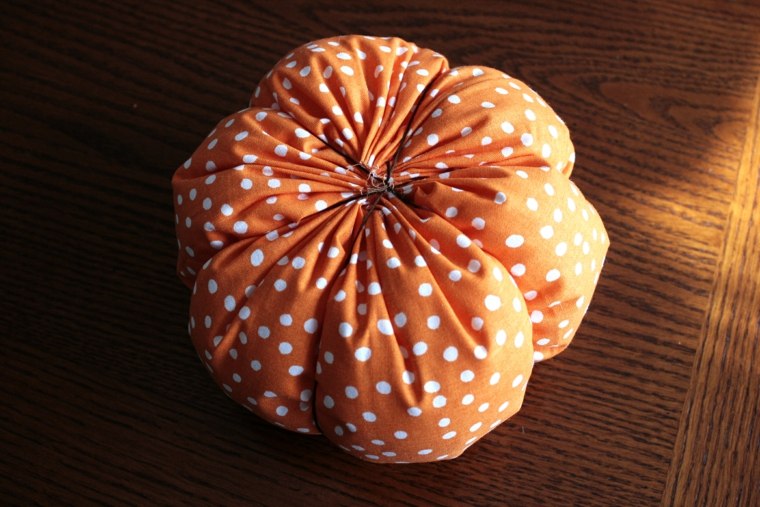comment faire une citrouille pour halloween tissu-orange-fil-aiguille